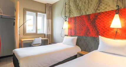 ibis Saint- Room Type - Standard Room with twin beds