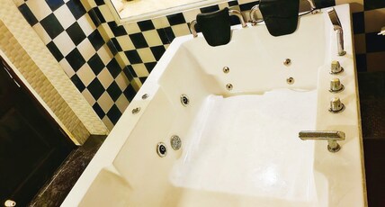 Green Trees Room Type - Presidential Honeymoon Suite With Jaccuzi