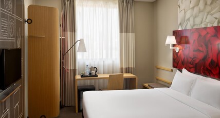 Ibis Jeddah City Center Room Type - High Floor skyline view King Bed
