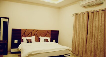 Hotel Shubh Karman Room Type - Deluxe Room