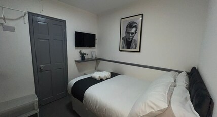 OYO Greenway Stays Room Type - Standard Double Room