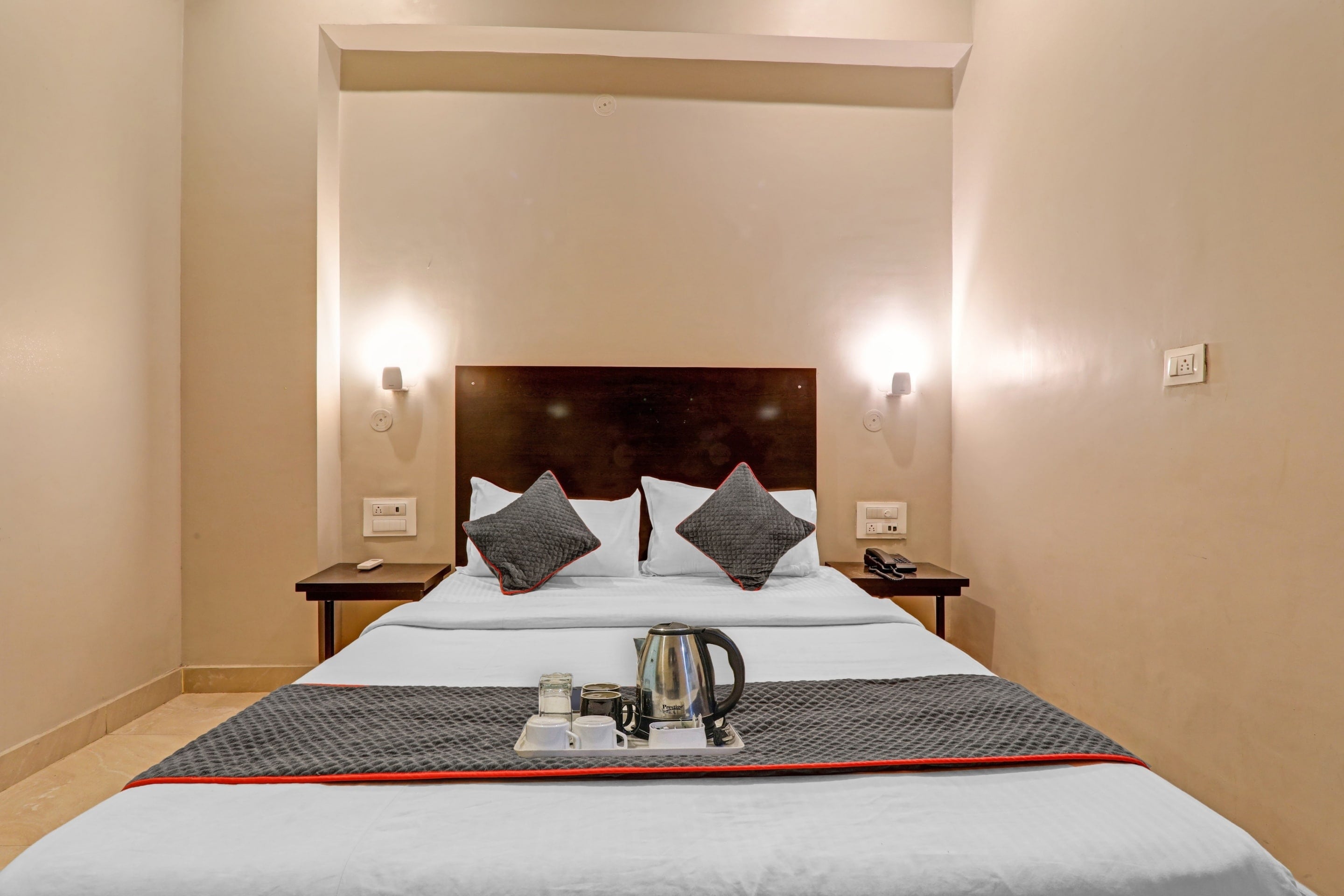 Super Townhouse Amaraa Hotel Near Phoenix Palassio - Tap to explore photos