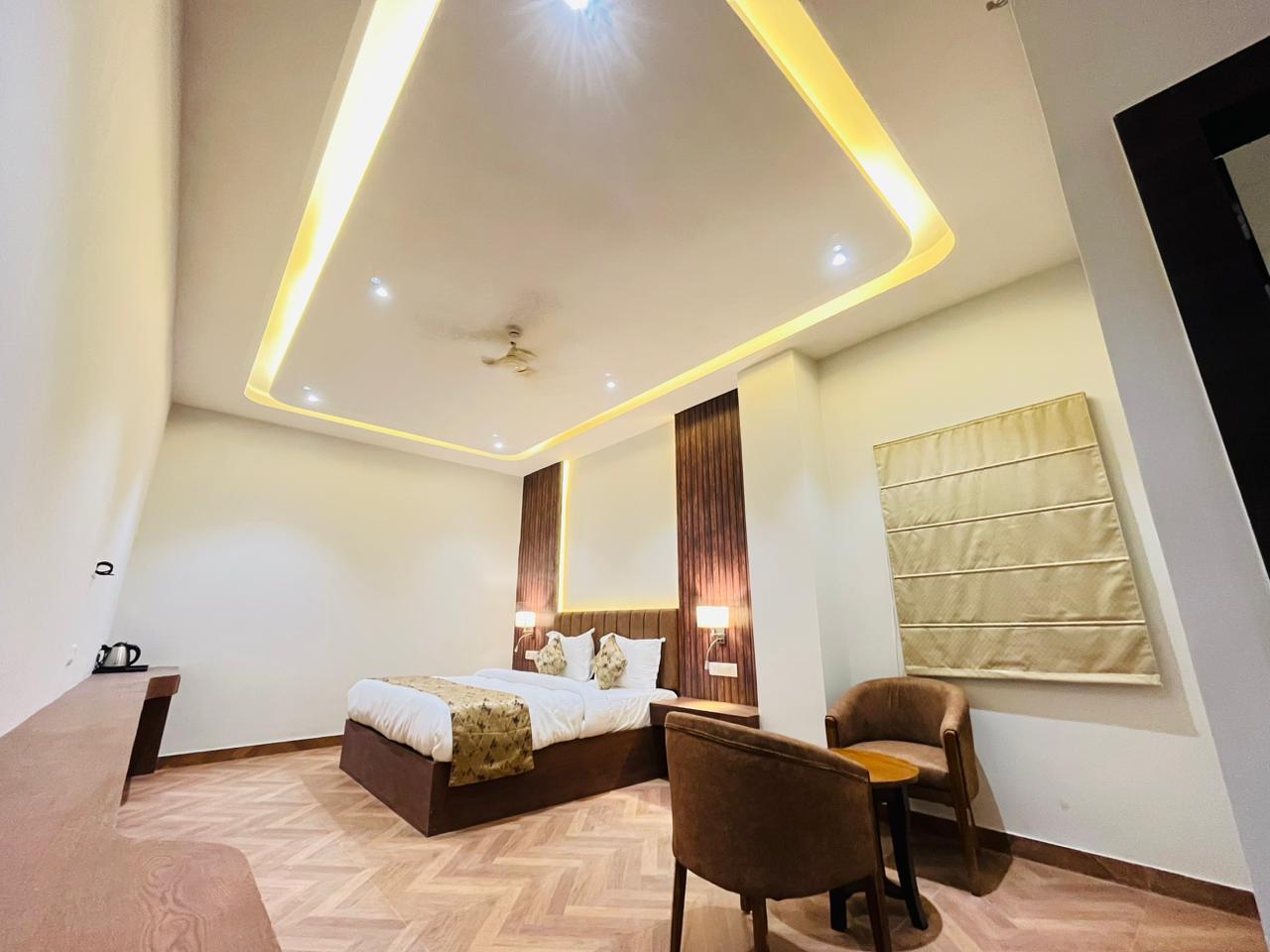 Ekas by Tobo Hotels | 200 Mtr from Charbagh Railway Station - Tap to explore photos