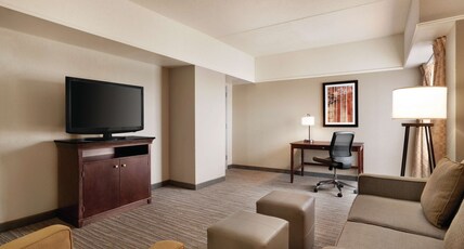 Embassy Suites by Hilton Brunswick Room Type - 1 KING - LARGE CORNER STE