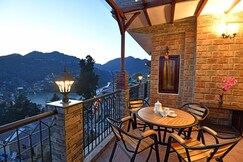 The Nest | Roof Top Lake View & Bonfire