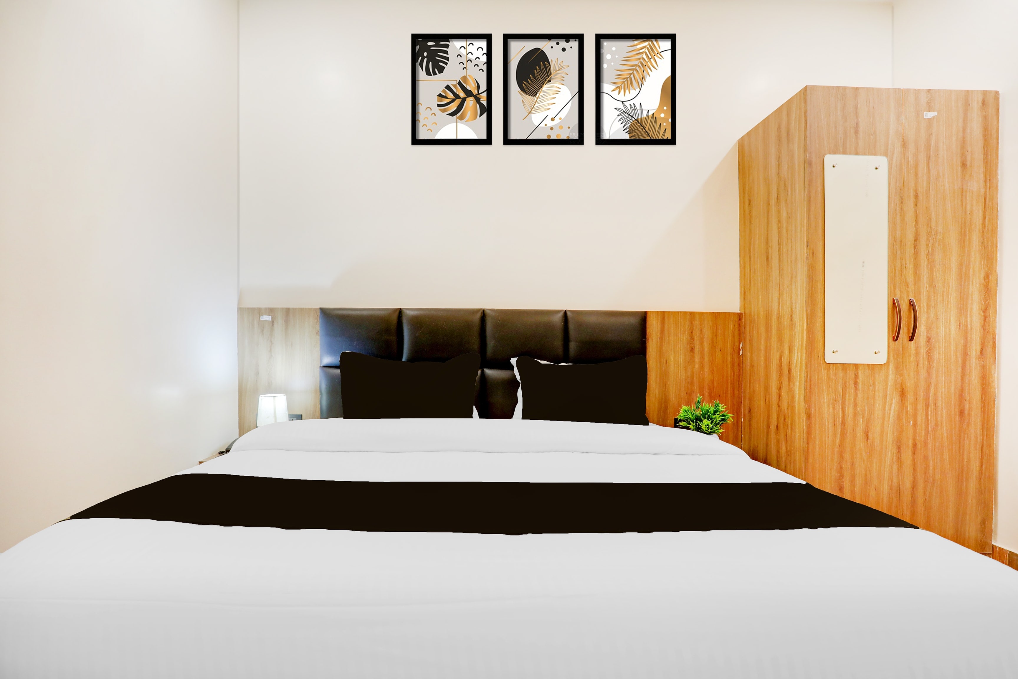 Super Townhouse Oak AIIMS Walmi Govindpur - Tap to explore photos