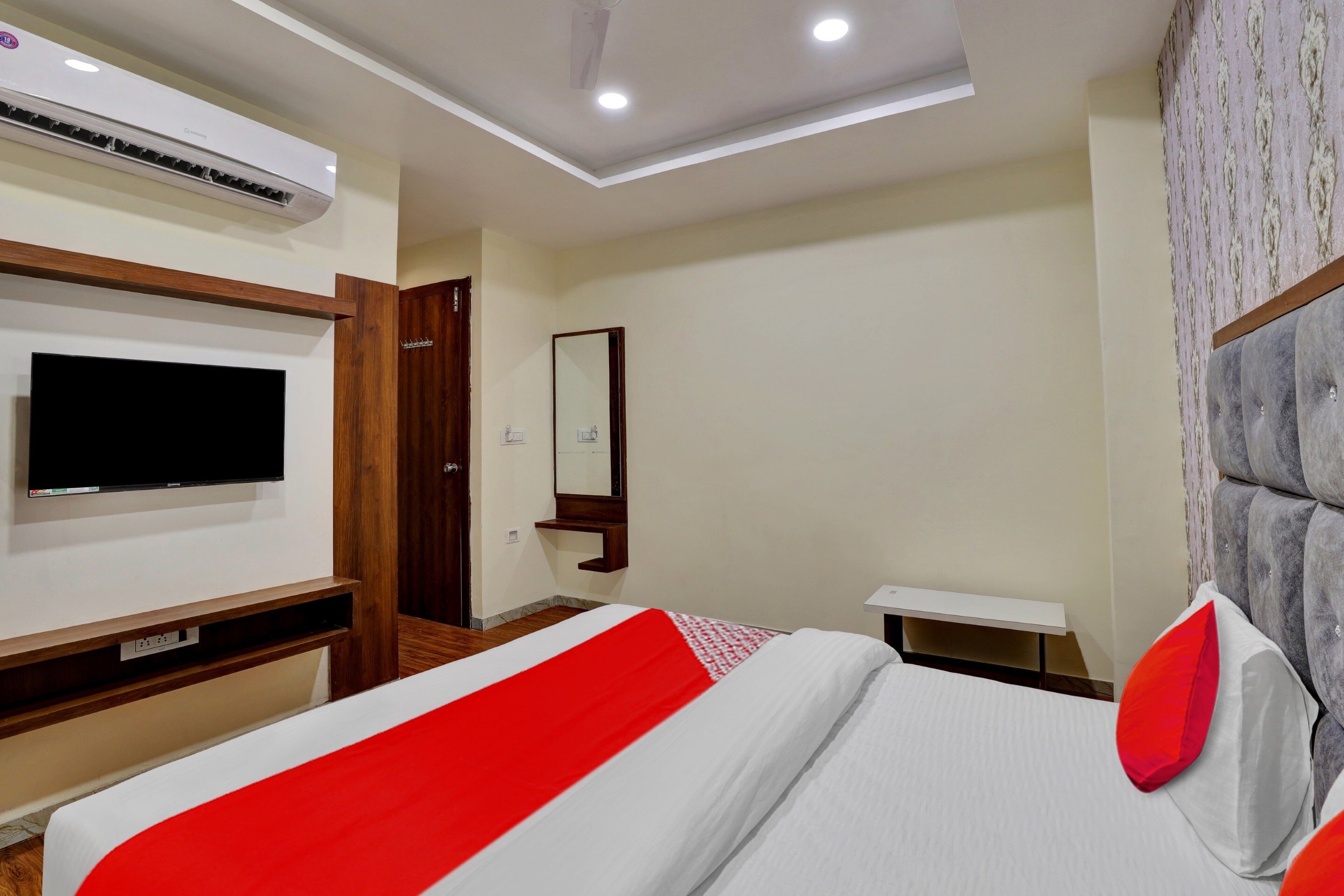Hotel O VR INN Makar Pura Railway station - Tap to explore photos
