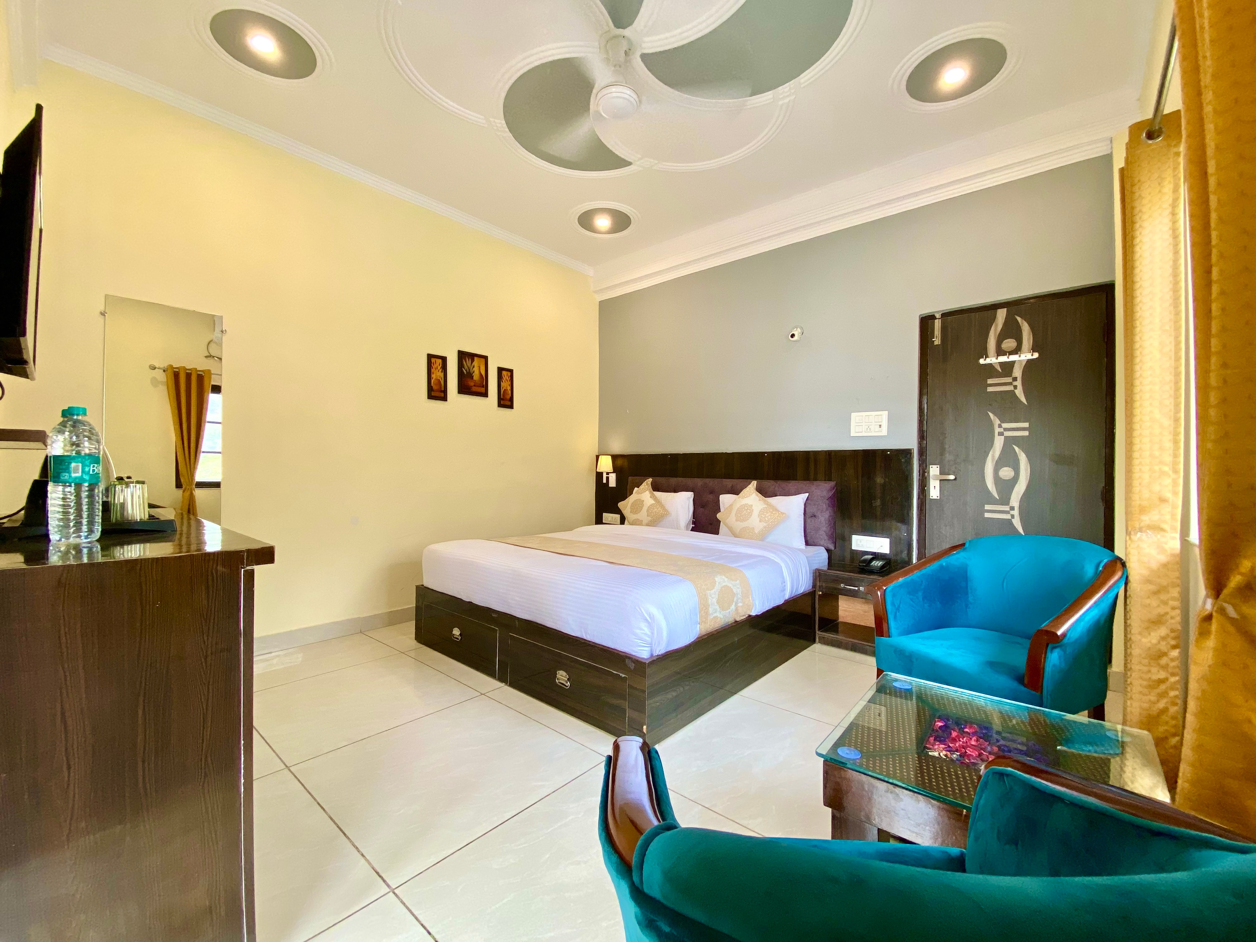 Tapovan New Residency (5 minutes walk to Laxman Jhula) - Tap to explore photos