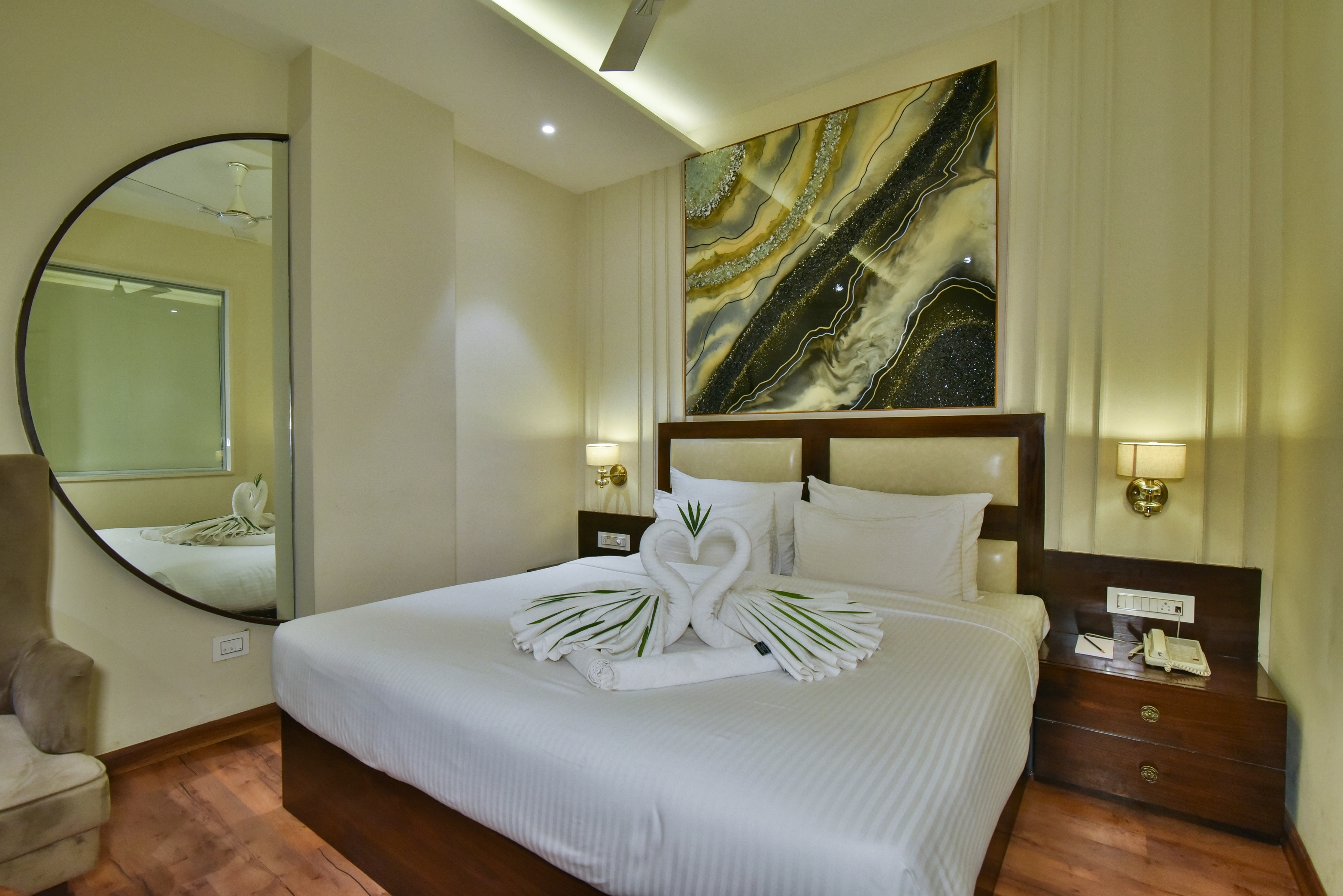 Hotel BR GRAND | 2KM FROM GOLDEN TEMPLE - Tap to explore photos