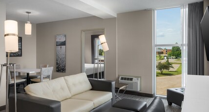 Holiday Inn Express & Suites COLD LAKE Room Type - Specialty Room