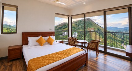 ROYALE BY HONEYCOMB Room Type - Hive Room with Balcony & Mountain View ROYALE BY HONEYCOMB Room Type - Hive Room with Balcony & Mountain View