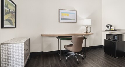 Holiday Inn & Suites Bothell Room Type - 2 Qn Standard Comm Access Roll Shwr