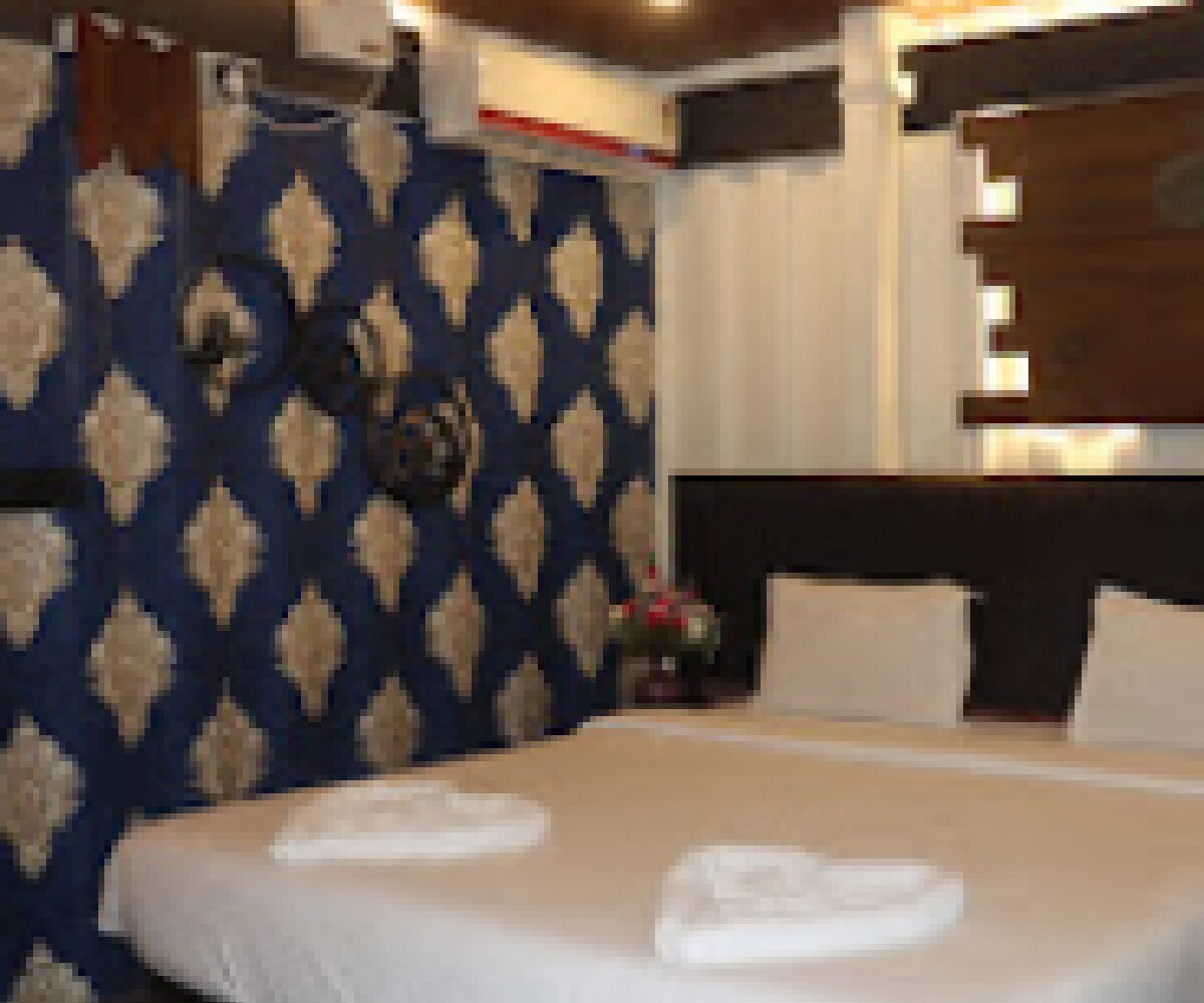 DA BEACH BOX PUB & RESORT - Tap to explore photos