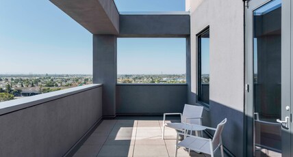 Hilton Buena Park Room Type - 1 KING BALCONY