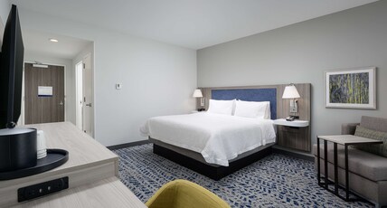 Hampton Inn Ashland City, TN Room Type - 1 KING W  MICROWAVE FRIDGE