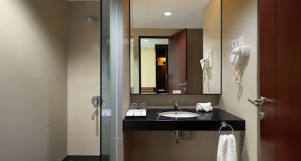 Best Western The Lagoon Room Type - 1 Queen Bed, Smoking Room, Superior Room, Shower, Hairdryer, Full Breakfast