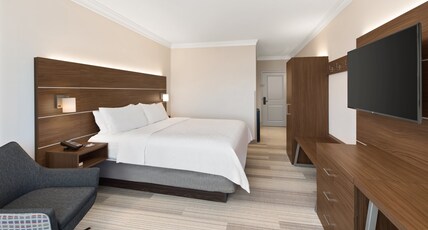 Holiday Inn Express & Suites BYRON Room Type - 1 King Bed Standard
