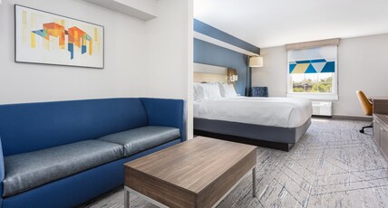 Holiday Inn Express & Suites WILLIAMSBURG Room Type - 1 King Suite Sofa Bed