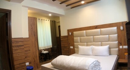 Backwoods B&B Mall Road Shimla Room Type - Wooden Furnished (Common Balcony)