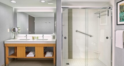 DoubleTree by Hilton Edmonton Downtown Room Type - 1KG 1BDRM STE-FULL KITCHEN