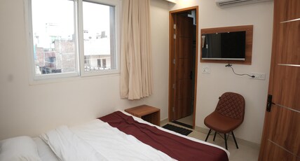 Hotel Shree Jee Inn Room Type - Deluxe Room with City View King Bed