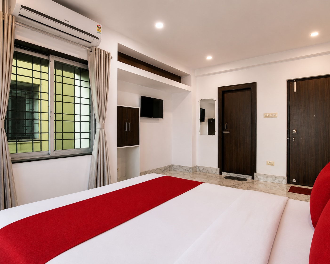 Stayboost Hotel AI || 5 minutes from Shalimar Station - Tap to explore photos