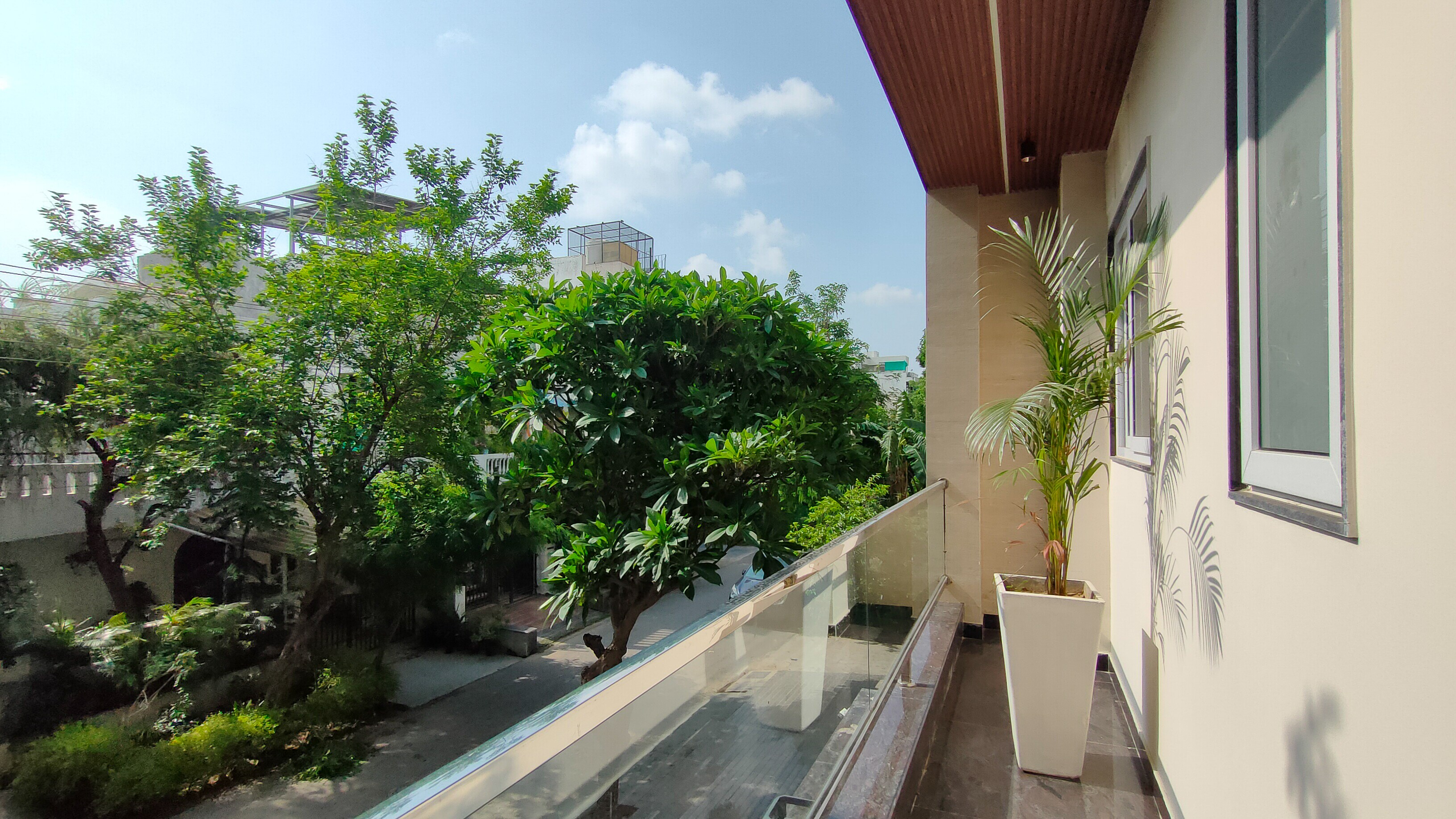 Lets stay 3BHK DLF PHASE 1 - Tap to explore photos