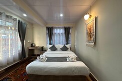 Cozy Cubicles 400M from MG Marg