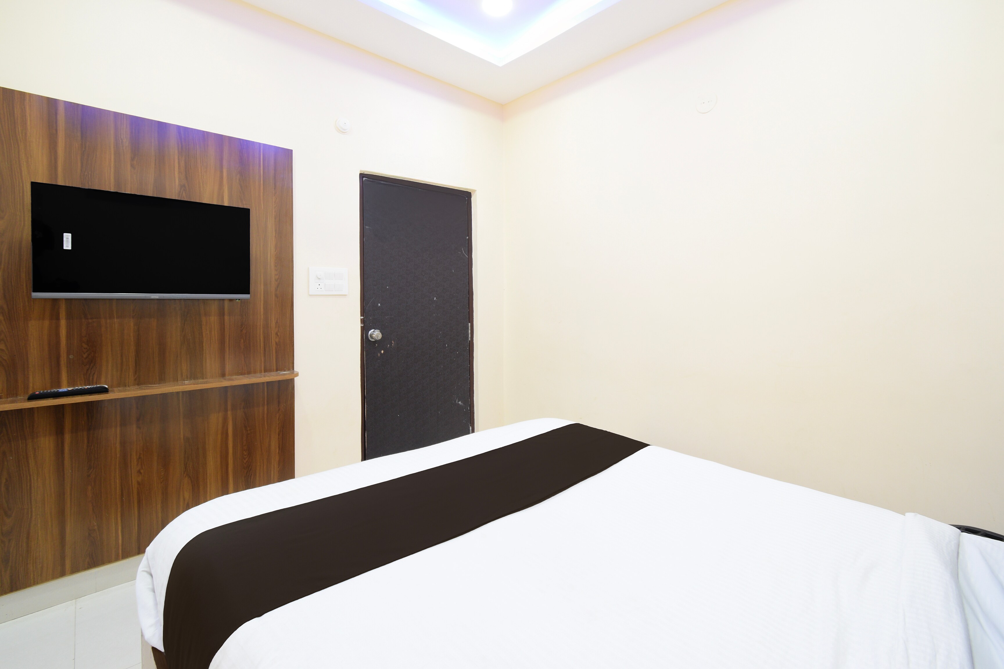 Hotel O Gachibowli Crossway Hyderabad Formerly Astra Deccan - Tap to explore photos