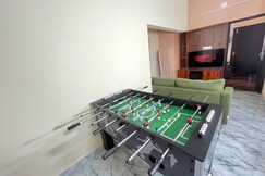 VAR Fun Haus 1 AC 4BHK 8 Min Walk Beach Foosball