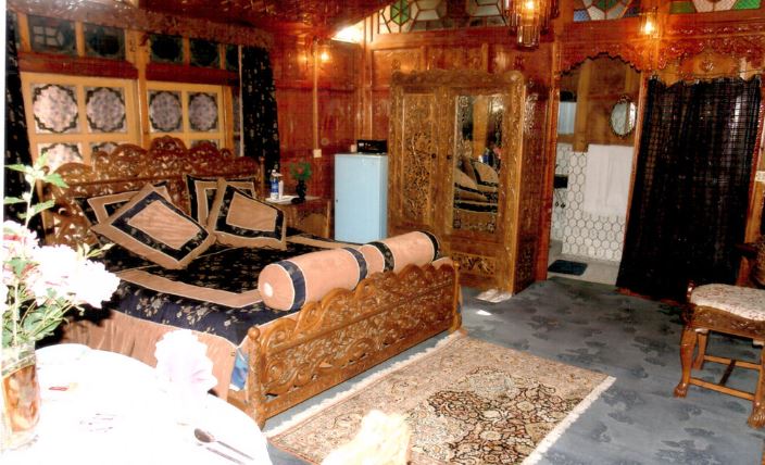 New Raja Garden Houseboat - Tap to explore photos