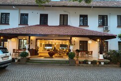 Old Lighthouse Bristow Hotel