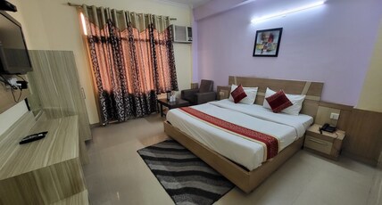 Hotel Jagdamba Room Type - Deluxe Room