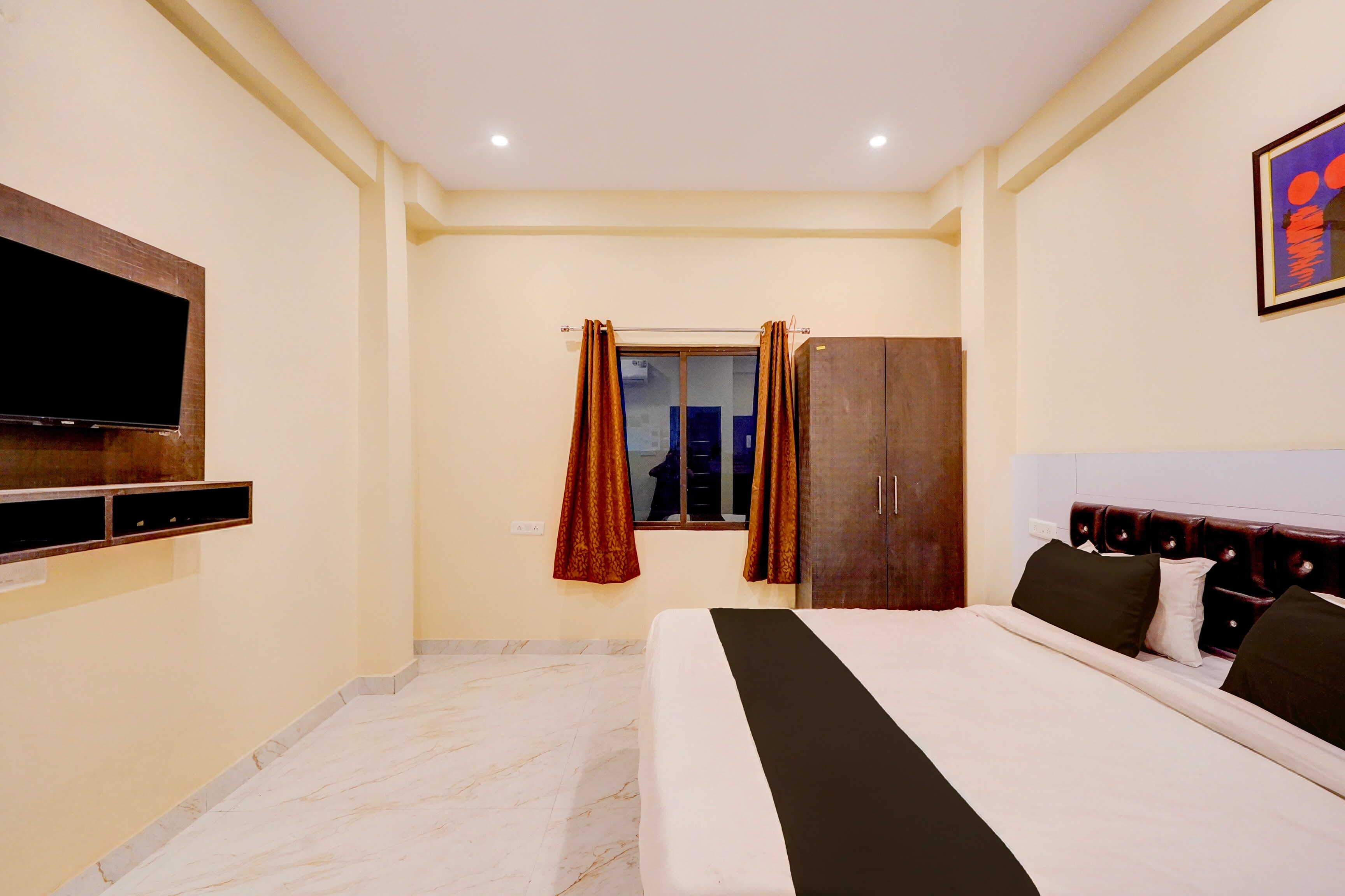 OYO Hotel O Varanasi - Prayagraj Crossway Formerly Holiday Home - Tap to explore photos