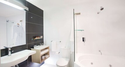 Best Western Plus Apollo International Hotel Room Type - 1 King Bed, Non-Smoking, Jetted Tub, Balcony, Wi-Fi, In House Movies, Bush View Best Western Plus Apollo International Hotel Room Type - 1 King Bed, Non-Smoking, Jetted Tub, Balcony, Wi-Fi, In House Movies, Bush View