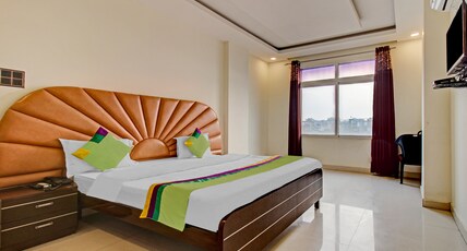 Treebo Silver Grand Room Type - Deluxe Room With Lake View