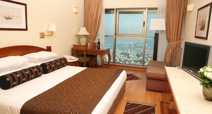 Crowne Plaza HAIFA Room Type - 1 Queen Premium Bay View Sofa Bed