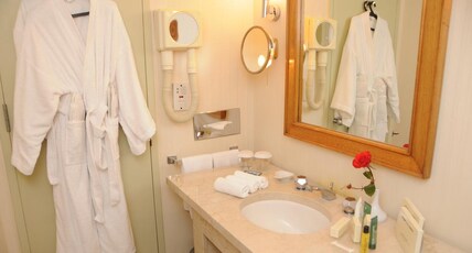 Ramses Hilton Room Type - KING ACCESSIBLE EXEC CITY