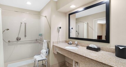 Best Western Oxnard Inn Room Type - 1 King Bed, Non-Smoking, High Speed Internet Access, Microwave And Refrigerator, Coffee Maker, Conti Best Western Oxnard Inn Room Type - 1 King Bed, Non-Smoking, High Speed Internet Access, Microwave And Refrigerator, Coffee Maker, Conti