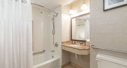 Doubletree by Hilton Bloomington - Minneapolis South Room Type - 1 KING SUITE WHIRLPOOL