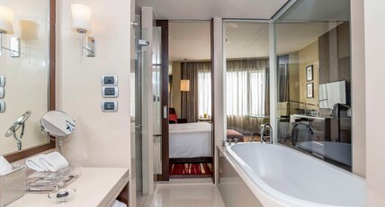 Hilton Bangkok Grande Asoke Room Type - KING DELUXE ROOM