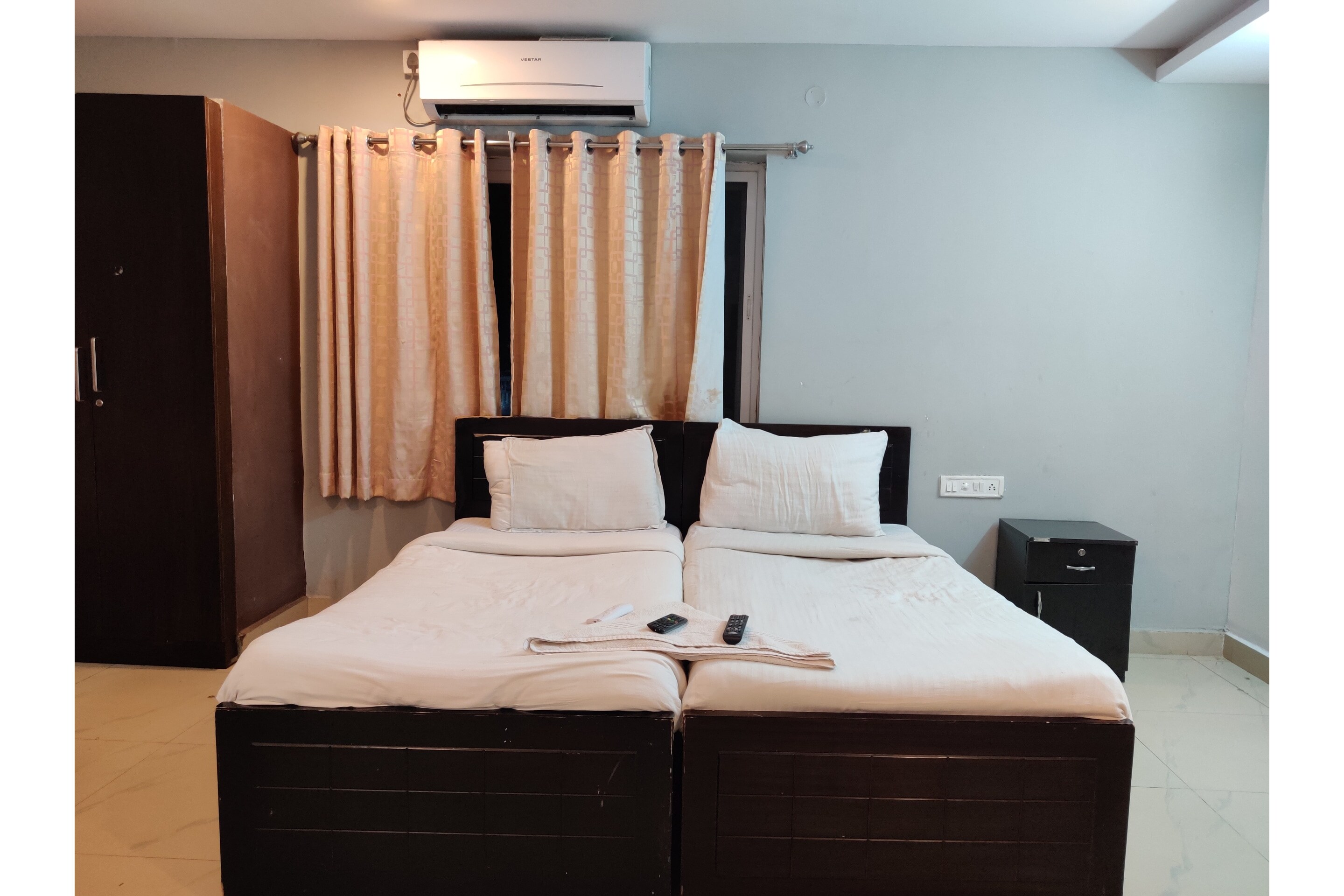 Collection O Jubilee Banjara Suites - Tap to explore photos