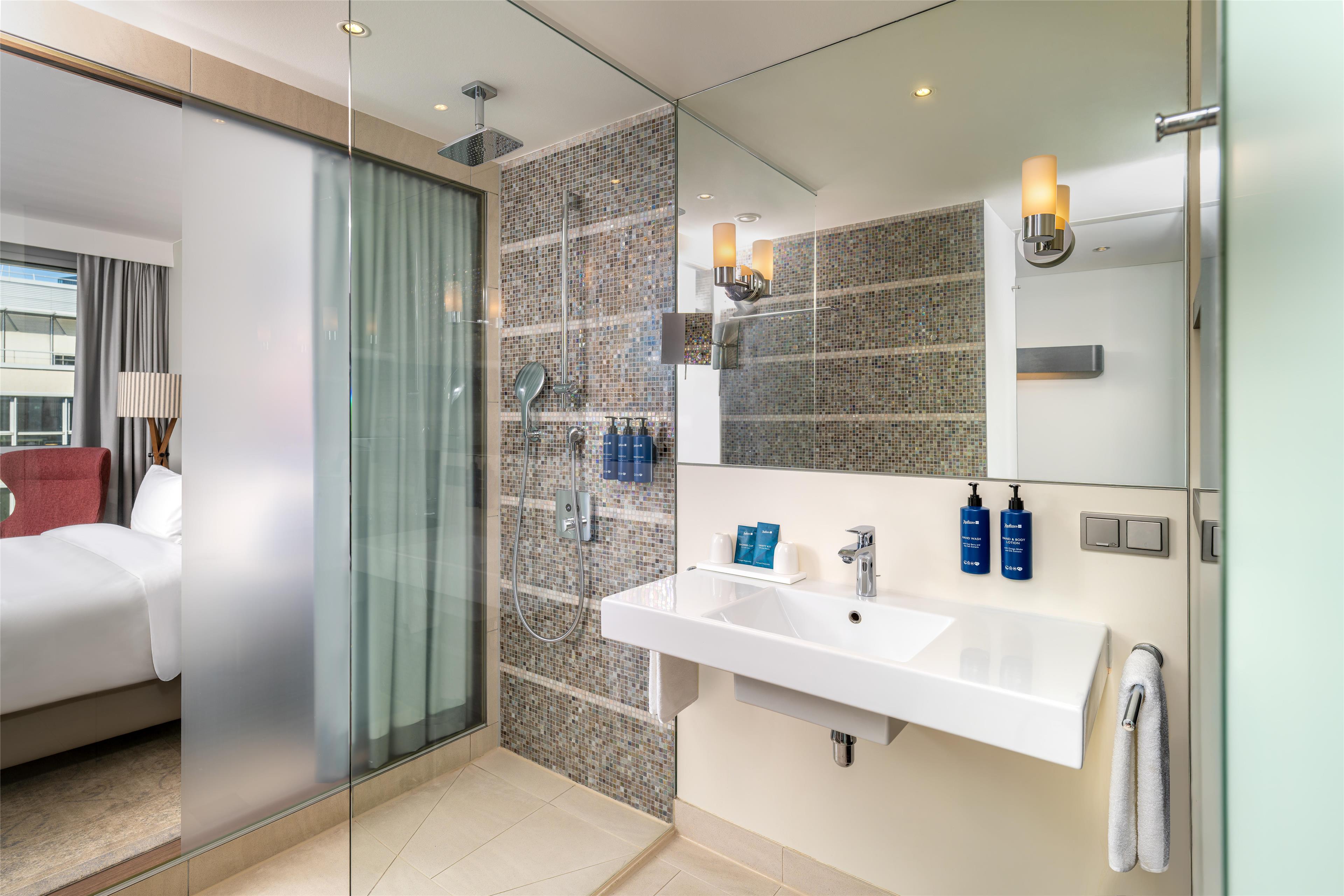 Radisson Blu Media Harbour Hotel, Dsseldorf - Tap to explore photos