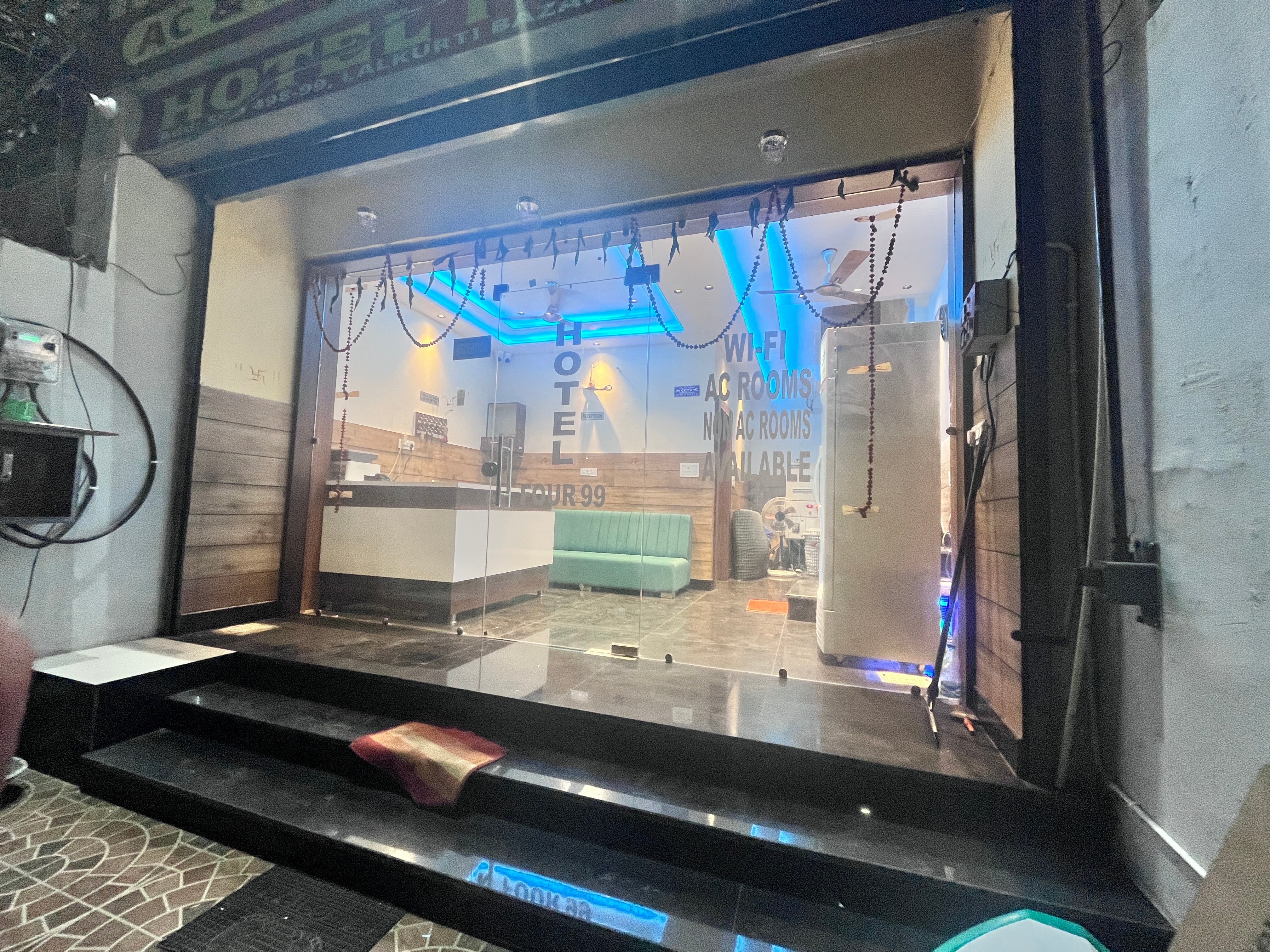 Hotel Four Ninety Nine - Tap to explore photos