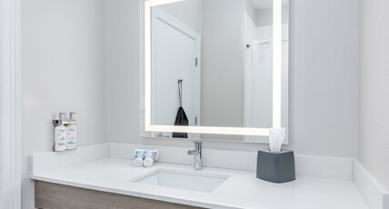 Holiday Inn Express Hotel & Suites Winnie Room Type - 2 Queen Standard Communications Mobility Accessible Tub Holiday Inn Express Hotel & Suites Winnie Room Type - 2 Queen Standard Communications Mobility Accessible Tub