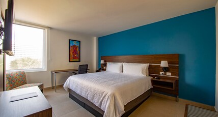 Holiday Inn Express MERIDA CENTRO Room Type - 1 King Standard City View