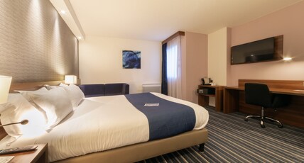 Holiday Inn Express AMIENS Room Type - 1 Queen Standard Accessible with Free Breakfast Holiday Inn Express AMIENS Room Type - 1 Queen Standard Accessible with Free Breakfast