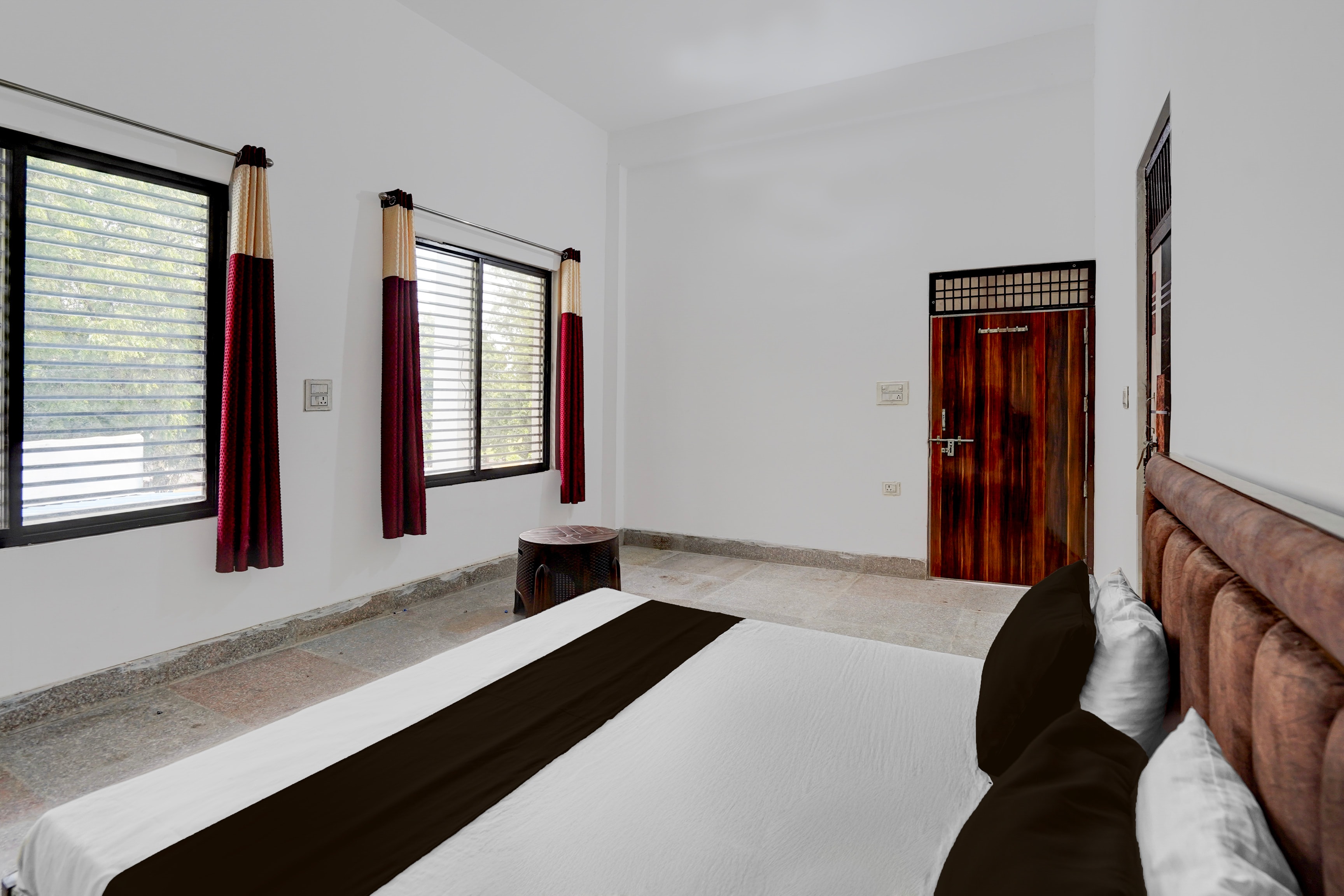 HOTEL O SP Guest House Kumhan - Tap to explore photos
