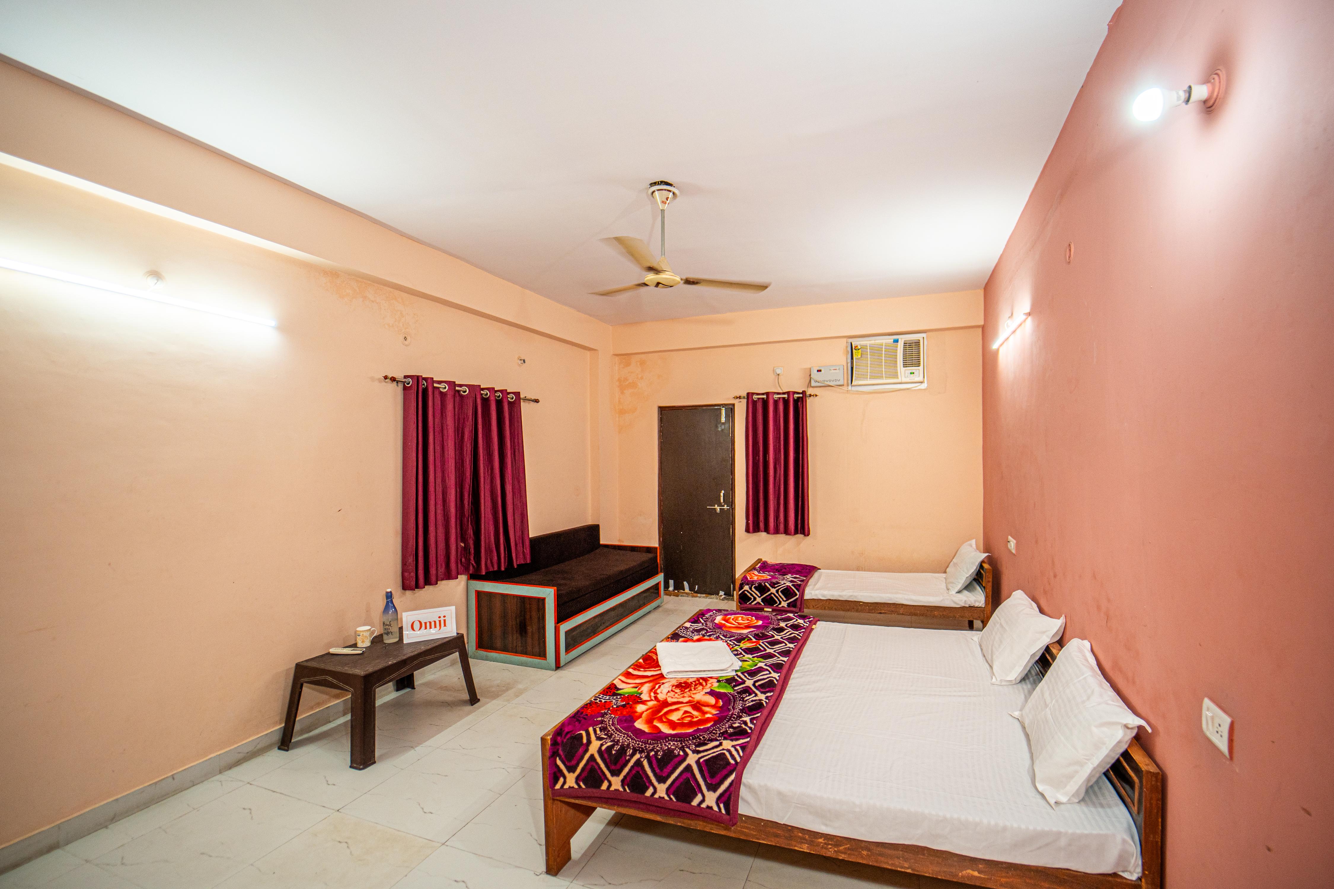 Omji - Kailash Math | 15min to Kashi Vishwanath - Tap to explore photos