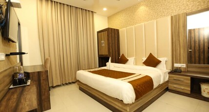 Malhotra Inn (2 min walk from the Golden Temple) Room Type - Deluxe King suite